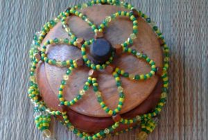  Gebet zu Orula "width =" 359 "height =" 242 "/> </p>
<p> Orula besitzt und verkörpert Weisheit, aber er ist auch ein mächtiger Heiler, er arbeitet mit Kräutern und Wurzeln, um Menschen zu heilen, seine Farben sind gelb und grün und seine Eleke (Perlenkette) besteht aus abwechselnd gelbe und grüne Perlen. </p>
<p> Männer und Frauen, die die Hand von Orula oder die Truhe von Orula erhalten haben, tragen ein einfaches Armband aus gelben und grünen Perlen am linken Handgelenk, um sie vor vorzeitigem Tod zu schützen. </p>
<div style=