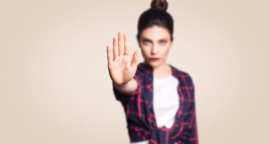 11 schreckliche Gewohnheiten der Körpersprache, die schwer aufzugeben sind, aber Sie werden es nicht bereuen